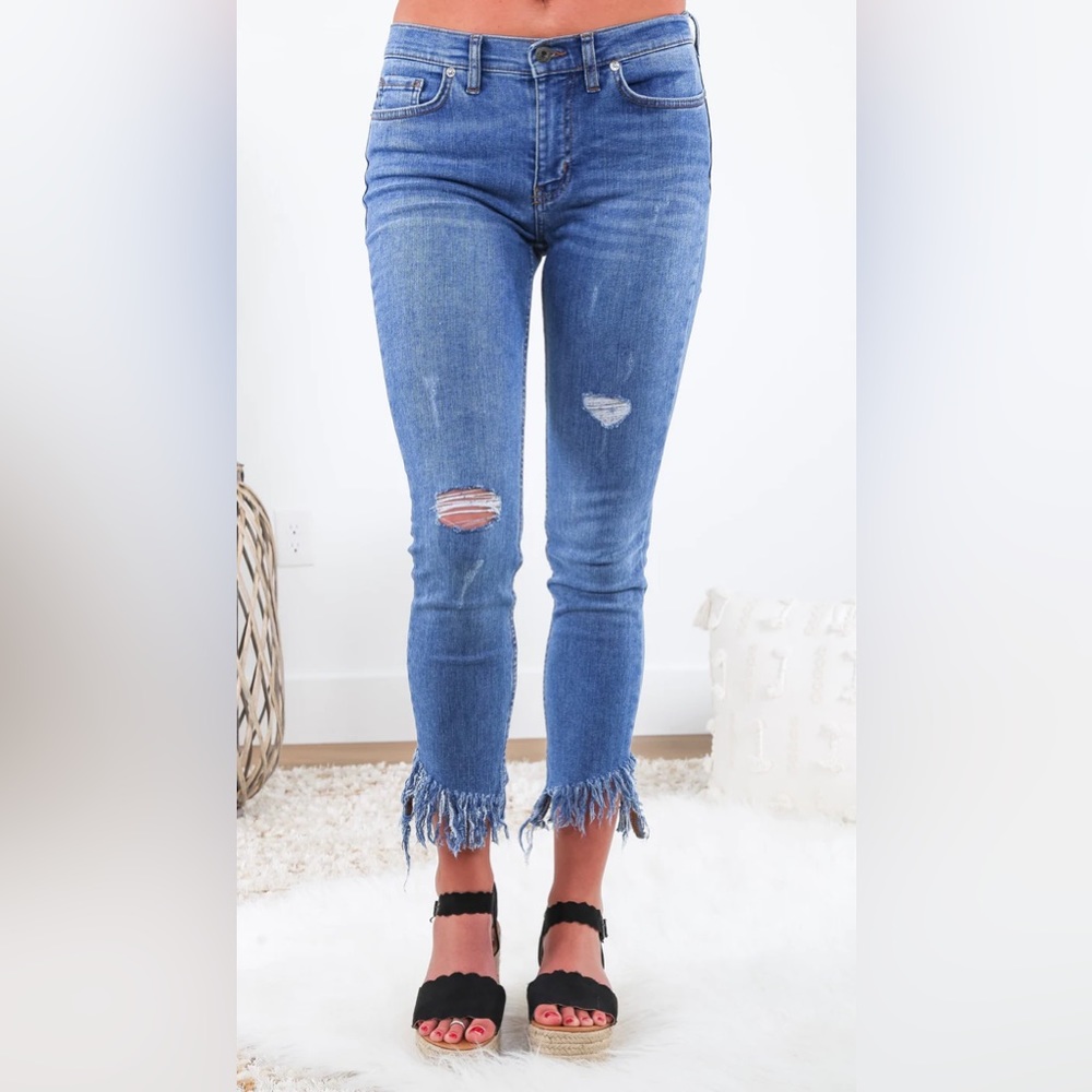 ❌ SOLD ❌ EUC Free People skinny frayed denim jeans — size 28 // MSRP $78